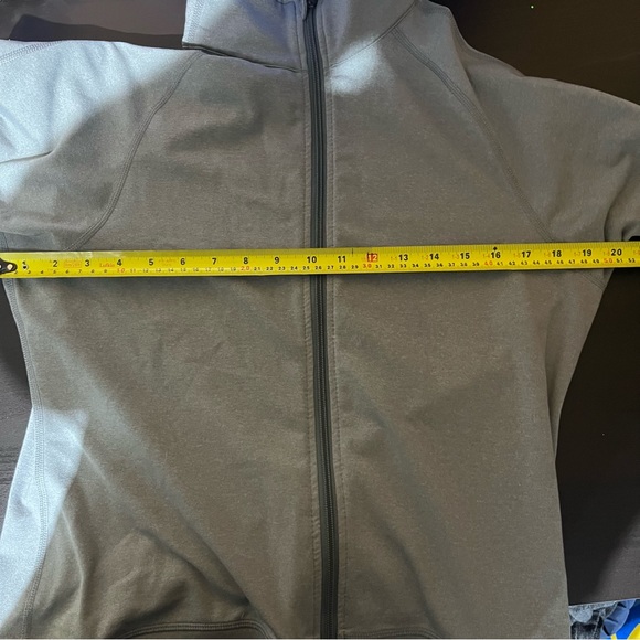 ⬇️$60 Lululemon mens grey zip up sweater - Picture 6 of 6